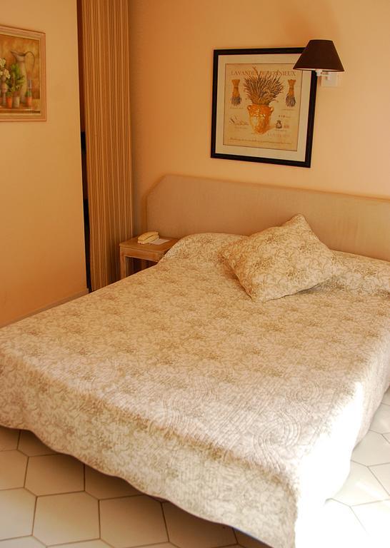 Hotel Les Mazets Des Roches Тараскон Номер фото