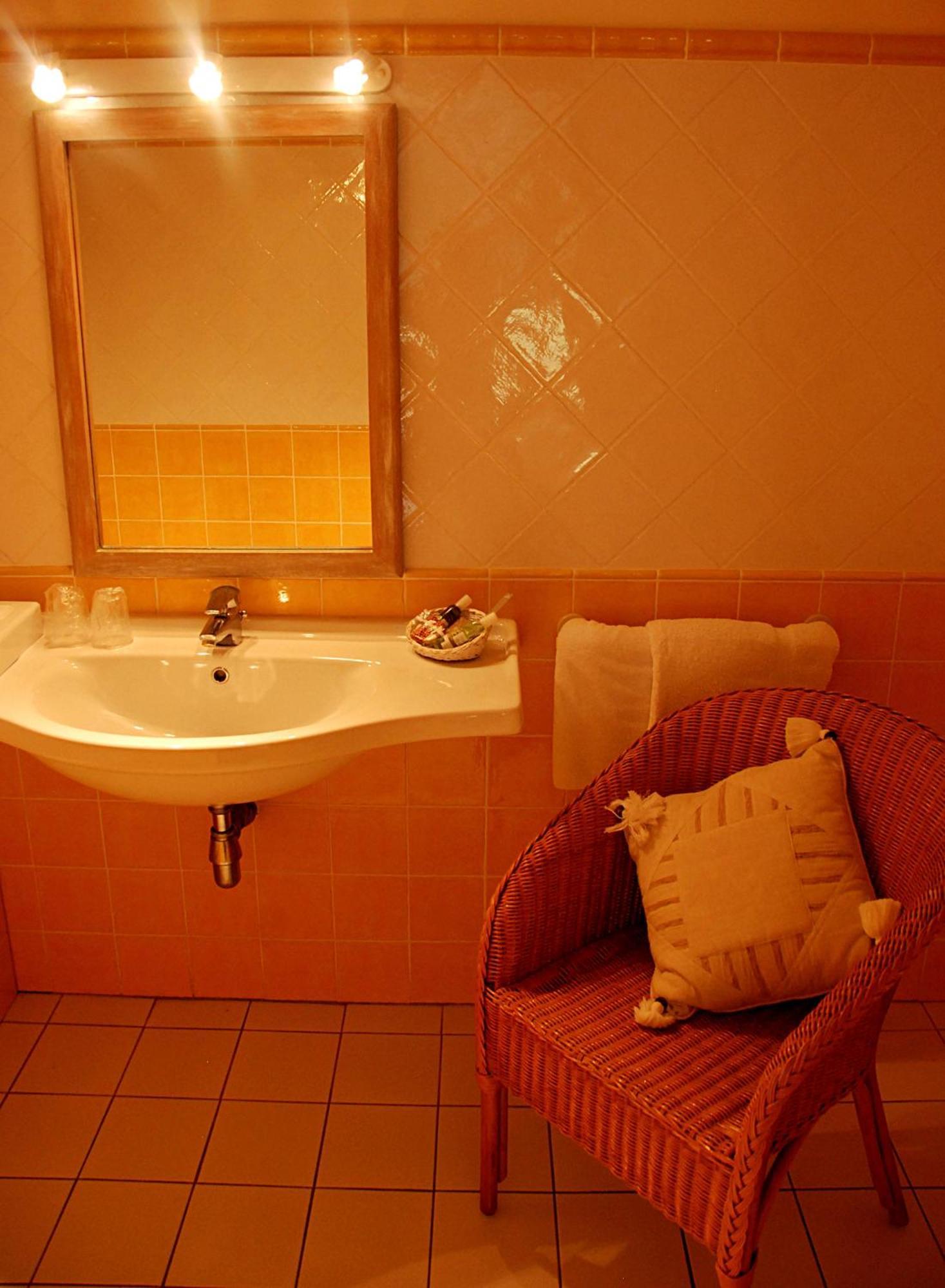 Hotel Les Mazets Des Roches Тараскон Номер фото