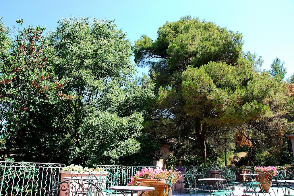 Hotel Les Mazets Des Roches Тараскон Экстерьер фото