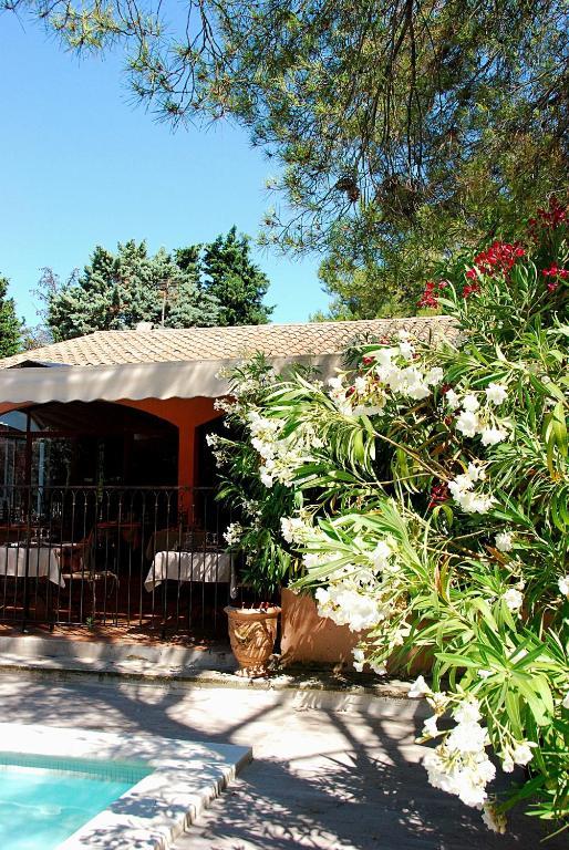 Hotel Les Mazets Des Roches Тараскон Экстерьер фото