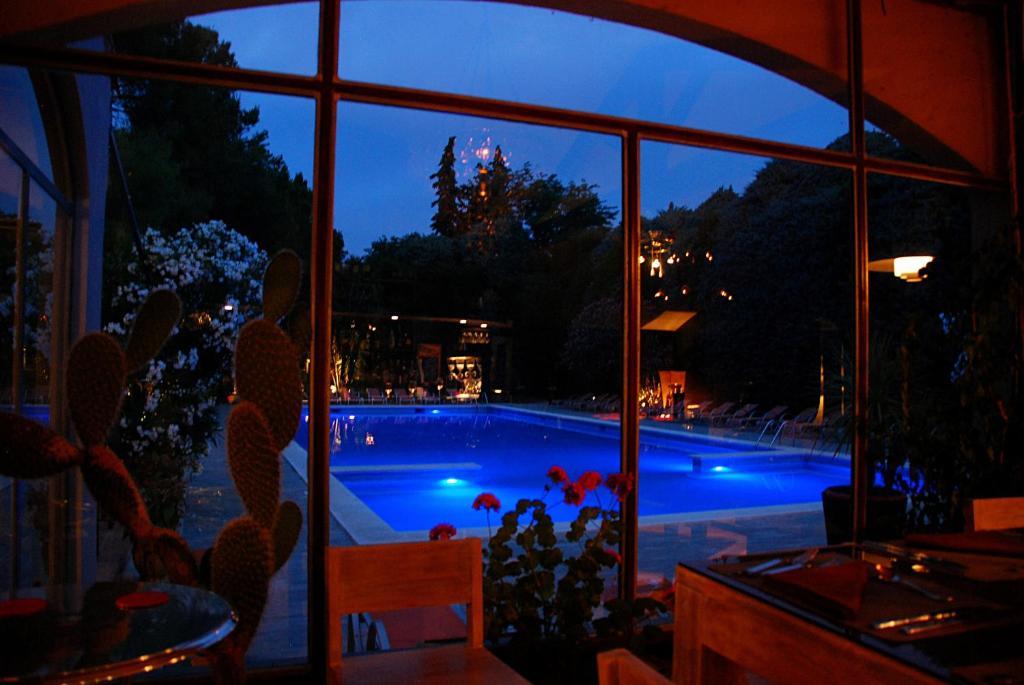 Hotel Les Mazets Des Roches Тараскон Экстерьер фото